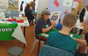 Mireille à pied d’œuvre sur le stand de Mont-Saint-Aignan