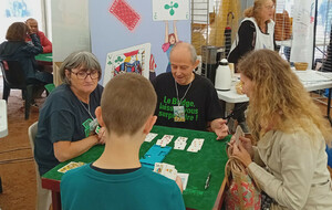 Une jolie maman et son fils en initiation bridge - Mont-Saint-Aignan