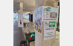 Une installation de stand à l'abris en plein cœur historique de Rouen.