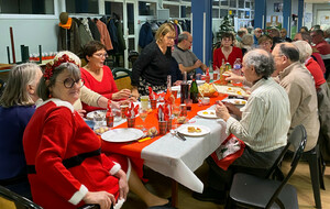 La table des bénévoles lors du mardi festif du jeudi.