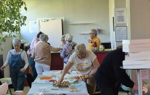 Les petites mains qui préparent le buffet