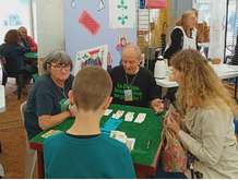 Une jolie maman et son fils en initiation bridge - Mont-Saint-Aignan